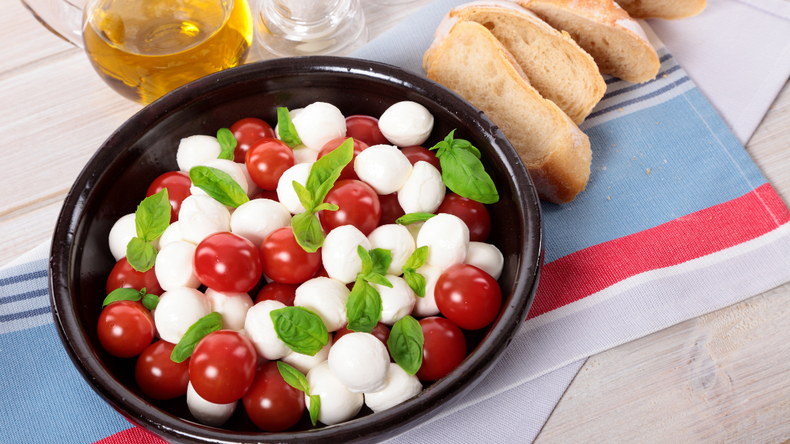 Una de las recetas más frescas del verano: pan tostado, tomates y burrata para armar una Panzanella en minutos.
