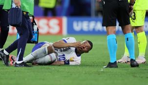 Mbappé dejó el campo de juego tras el golpe. Mbappé dejó el campo de juego tras el golpe.