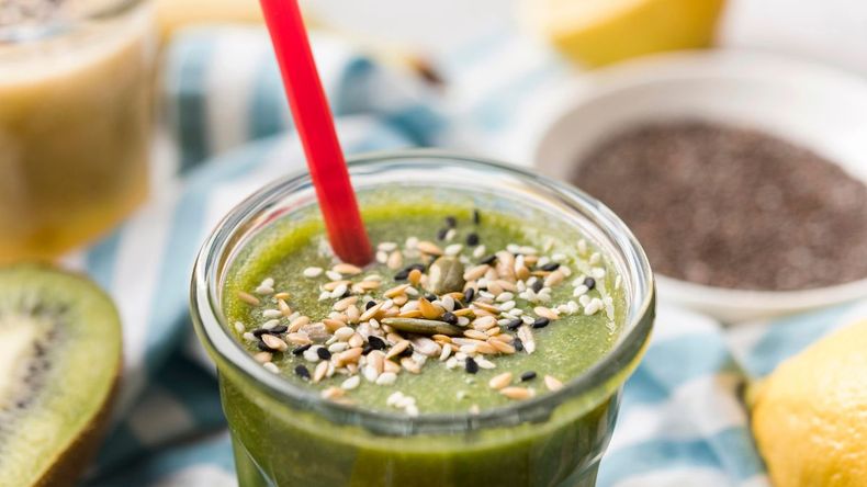 El colágeno, que se puede agregar en polvo a este licuado, es la proteína más abundante en el cuerpo y es fundamental para mantener la elasticidad e hidratación de la piel. 