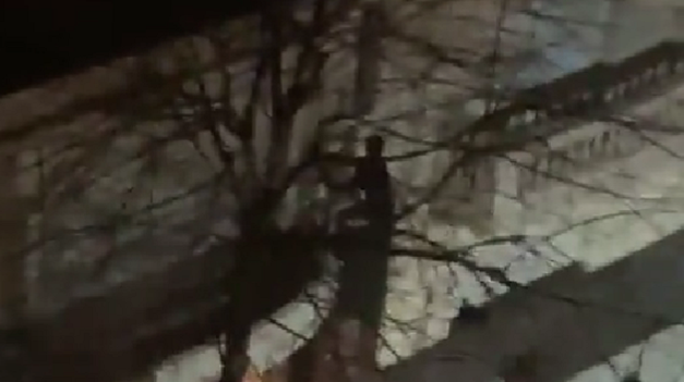 Recoleta: un hombre trepó para robar en un edificio y escapó luego de haber sido filmado.