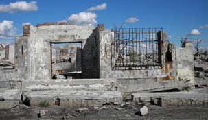 Las ruinas de Villa Epecuén ofrecen una experiencia turística especial, donde los visitantes pueden recorrer las calles y edificios que quedaron congelados en el tiempo.