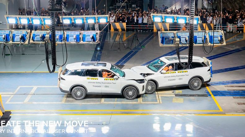 Impactante crash test entre dos Chery Tiggo9 circulando a 50 km/h.