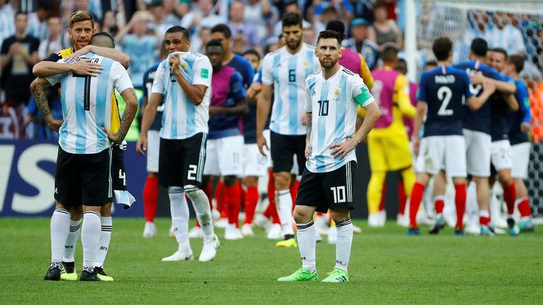 Messi y sus compañeros tras la derrota en 2018.