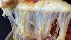 La histórica pizzería de Buenos Aires dónde preparan la pizza de 7 quesos que es una bomba. La histórica pizzería de Buenos Aires dónde preparan la pizza de 7 quesos que es una bomba.