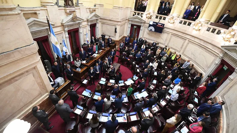El Gobierno cedió e implementó modificaciones en el dictamen de Ley Bases que se debate en el Senado.