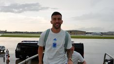 El futbolista juega en Atlético Madrid. El futbolista juega en Atlético Madrid.