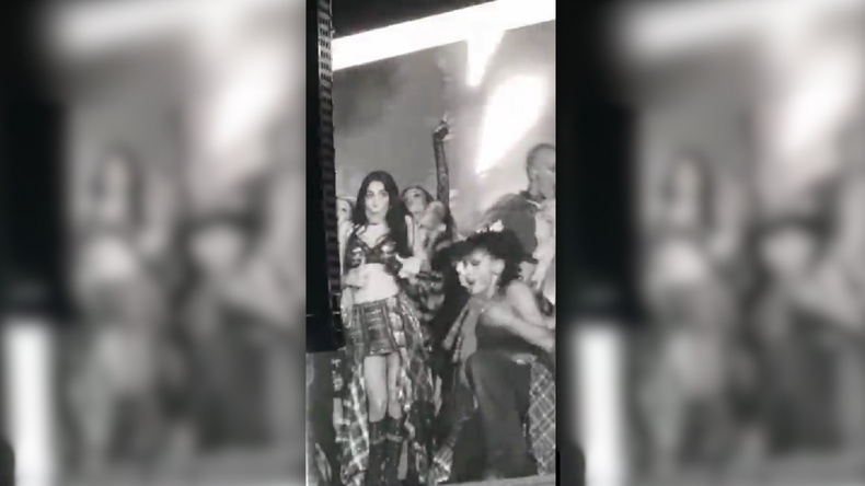 Lali imitó a Milei durante su recital