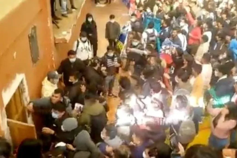 Cuatro muertes tras una avalancha en una asamblea universitaria en Bolivia.