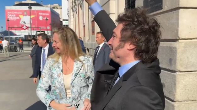 Javier Milei junto a su hermana Karina en Madrid.