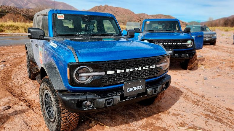 Las Bronco V6 en plena travesía por Jujuy.