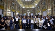 Kicillof selló el acuerdo paritario junto a otros funcionarios bonaerenses. Kicillof selló el acuerdo paritario junto a otros funcionarios bonaerenses.