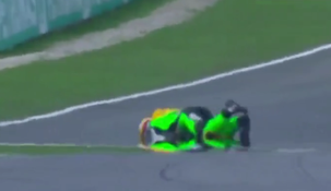 Los dos pilotos quedaron tirados en la pista.
