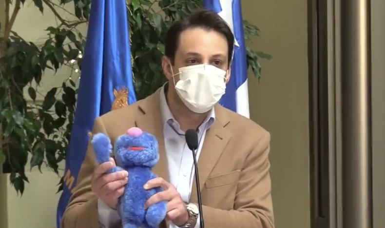El diputado Gaspar Rivas fue con un peluche al Congreso chileno para criticar a Boric.