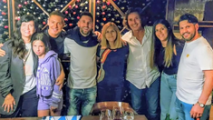 Messi en la comida junto a su familia y los actores Adrian Suar, Griselda Siciliani y Gustavo Bermudez. Messi en la comida junto a su familia y los actores Adrian Suar, Griselda Siciliani y Gustavo Bermudez.
