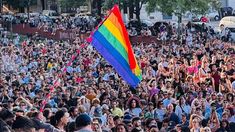 La comunidad LGBTIQ+ durante la asamblea en Parque Lezama.