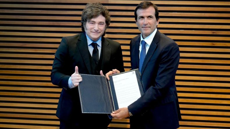 Javier Milei y Adolfo Cambiaso durante el acto de designación como embajador extraordinario.