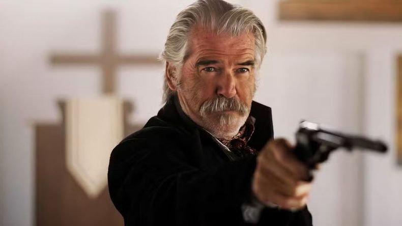 A sus 72 años, Brosnan demuestra que continúa apostando por desafíos actorales exigentes y personajes complejos.