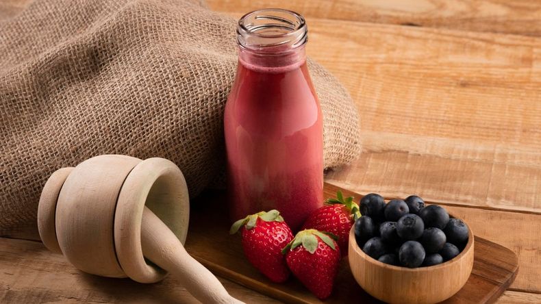 Las proteínas son esenciales para el crecimiento y reparación de los músculos, por lo que consumirlas en cantidades adecuadas es fundamental para el desarrollo muscular.  