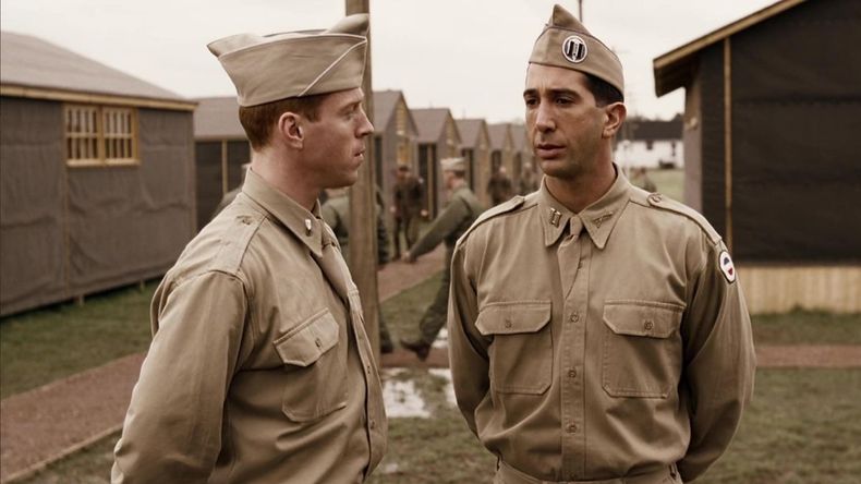La miniserie también cuenta con entrevistas a los veteranos reales de la Easy Company, lo que aporta un mayor grado de autenticidad a la historia.  