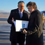 Javier MIlei fue recibido por el gobernador Rolando Figueroa en Neuquén.