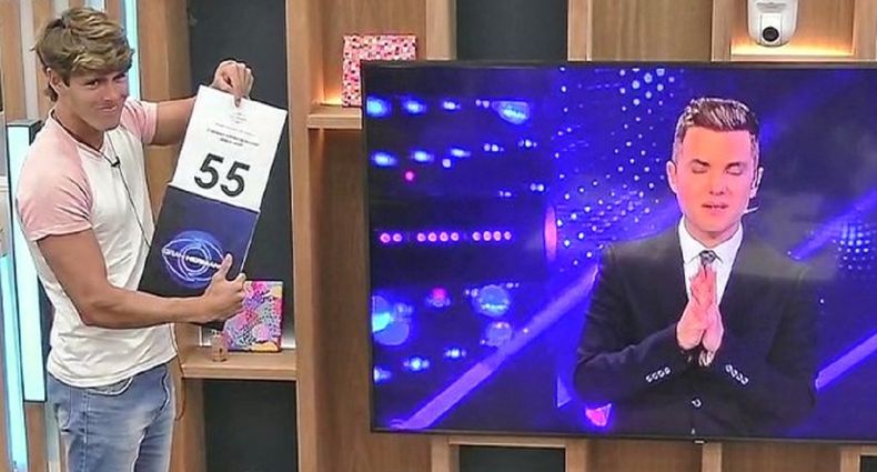 Marcos fue el encargado de abrir el sobre con el resultado.