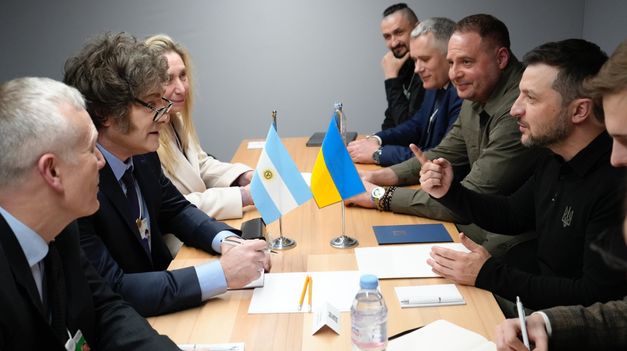 Milei junto a Volodimir Zelenski en Davos.&nbsp;