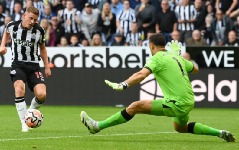 El arquero argentino enfrentó al delantero del Newcastle en el primer partido de la temporada del Aston Villa.