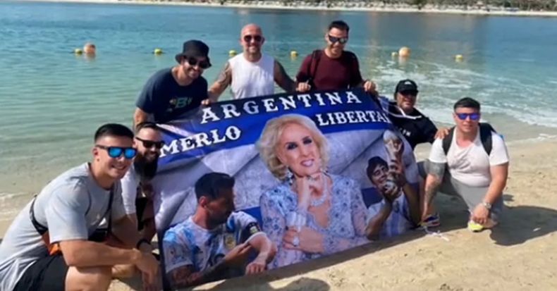Hincha argentino viajó al Mundial Qatar 2022 con una bandera con la cara de Mirtha Legrand