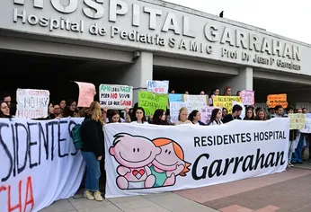 La conferencia de prensa se realizó desde la puerta del hospital Garrahan. La conferencia de prensa se realizó desde la puerta del hospital Garrahan.