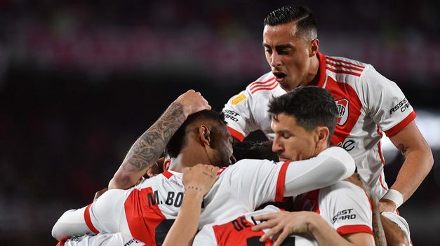 Los jugadores de River festejan el gol de Borja.