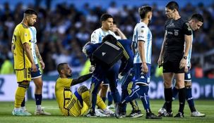 El delantero recibió atención médica en el campo de juego.