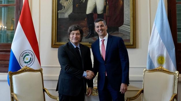 Javier Milei junto a Santiago Peña, presidente de Paraguay.