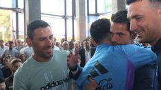 Messi saluda a Gago y Maxi Rodríguez. A su lado, Scaloni. Messi saluda a Gago y Maxi Rodríguez. A su lado, Scaloni.