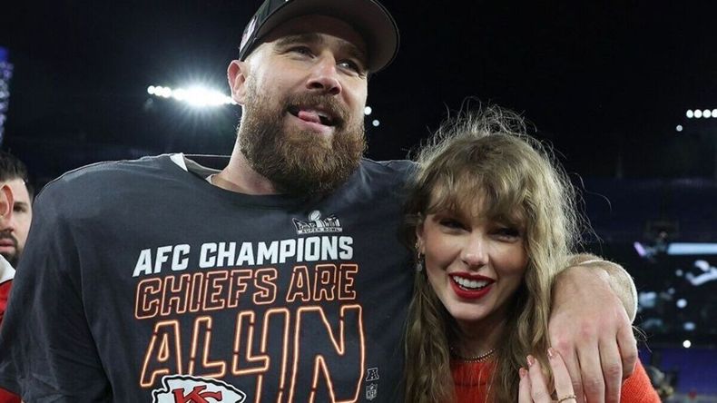 Taylor Swift voló desde Japón para presenciar el partido en Las Vegas.