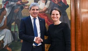 Luis Caputo junto a&nbsp; Susana Cordeiro Guerra.&nbsp; 