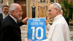 De Laurentiis le obsequia una camiseta a Robert Prevost. De Laurentiis le obsequia una camiseta a Robert Prevost.