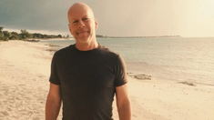 Su exmujer Demi Moore confirmó el diagnóstico en sus redes sociales. Su exmujer Demi Moore confirmó el diagnóstico en sus redes sociales.