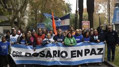 Rosario por la paz: multitudinaria movilización docente por balaceras contra escuelas