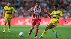 Lucas Gamba, de Unión, intenta ante Cristian Medina, de Boca. Lucas Gamba, de Unión, intenta ante Cristian Medina, de Boca.