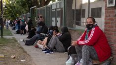 Hasta siete horas de fila deben hacer las personas en algunos centros de testeos. Hasta siete horas de fila deben hacer las personas en algunos centros de testeos.