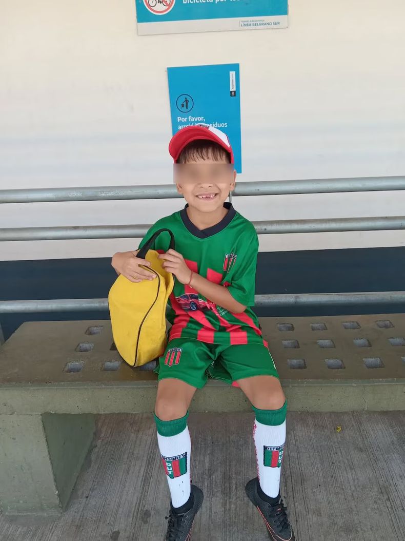 Thiago, de siete años, juega en Defensores de Tablada, el club de su barrio.