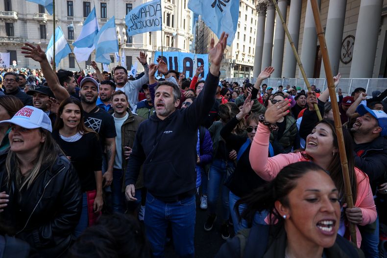 Organizações sociais marcham na Plaza de Mayo em repúdio ao ataque contra Cristina Kirchner