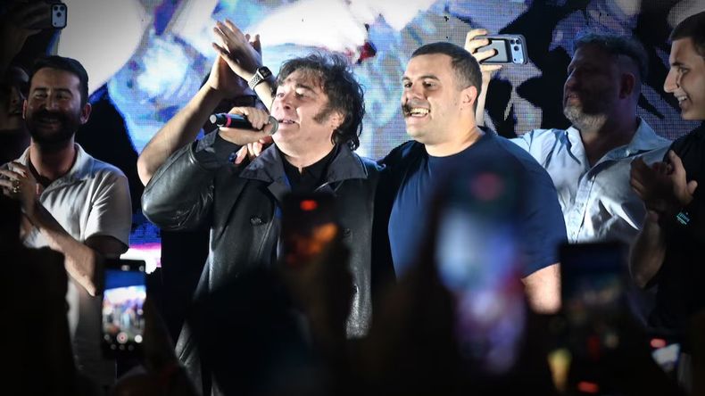 Milei y el Gordo Dan, en la puerta del canal de streaming Carajo.
