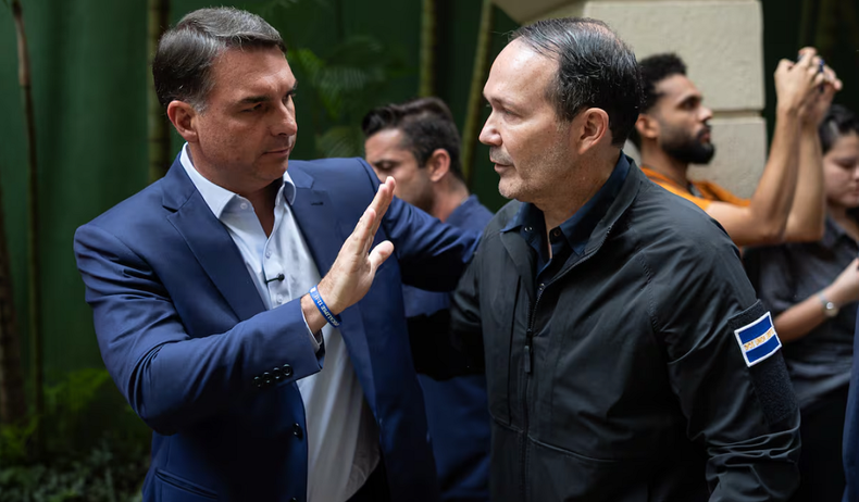 Flávio Bolsonaro y Gustavo Villatoro.