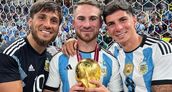 Kevin, Alexis y Francis Mac Allister con la Copa del Mundo en Catar 2022.&nbsp;