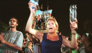 Los porteños salieron a la calle para reclamar con sus cacerolas.