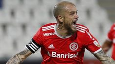 El futbolista hizo el anuncio en la cuenta del club Inter de Porto Alegre. El futbolista hizo el anuncio en la cuenta del club Inter de Porto Alegre.