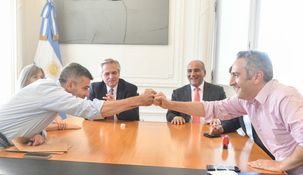 Fernández junto a funcionarios nacionales y bonaerenses en la Casa Rosada. Fernández junto a funcionarios nacionales y bonaerenses en la Casa Rosada.