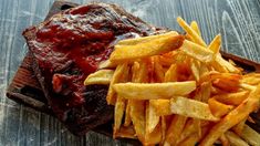 Este bodegón sirve ribs, parrillada y achuras. Este bodegón sirve ribs, parrillada y achuras.