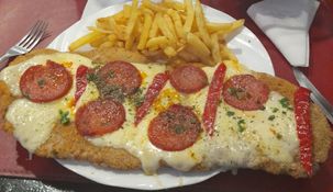 El bodegón barato de Buenos Aires que hace milanesas de 50 cm. El bodegón barato de Buenos Aires que hace milanesas de 50 cm.